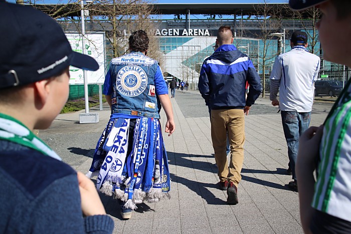 Ooch nicht zu Hause bleiben? Schalke Fans auf dem Weg ins Stadion. Lasse Hendriks / Shutterstock.com